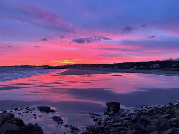 $1 / 2br - Adorable Beach house with lots of outdoor space and steps to Long Beach! (Rockport, MA)63892103042947124