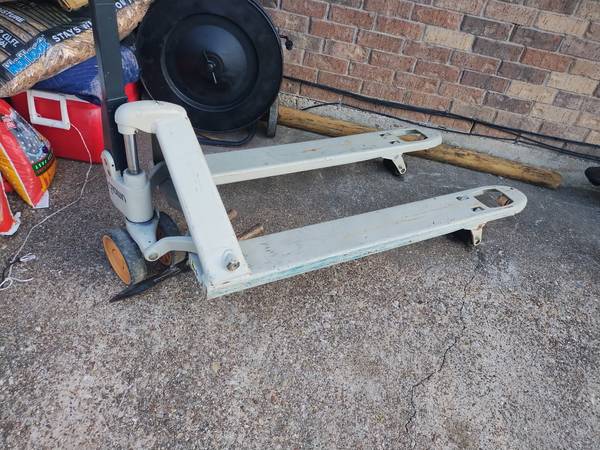 Crown pallet jack (needs 2 wheels there locked) 1