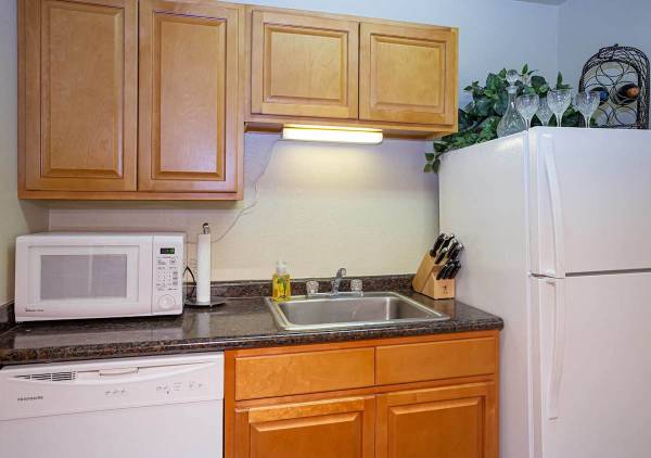 Dining Room, Carpet & Tile Floors, 1/BD 1/BA 1