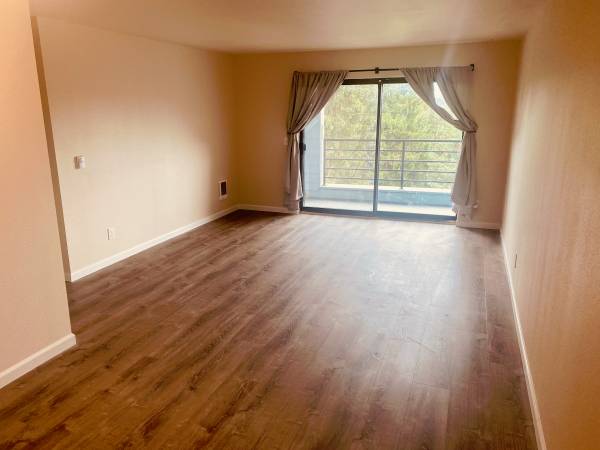 1 Month Free! 2 bedroom, fully remodeled , great deck! parking garage! 1