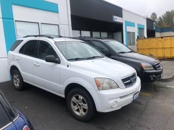 Two 2005 Kia Sorento LX 1 Black 1 White $500 each for parts - $500 (Federal Way)63624377068931123