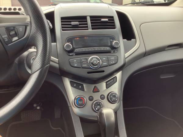 2014 CHEVY SONIC HATCHBACK LT CON RUEDAS ABAJO, PAQUETE DE REMOLQUE! EXCELENTE REMOLQUE PARA RV - $6,000 (Newbury)63622535607553124