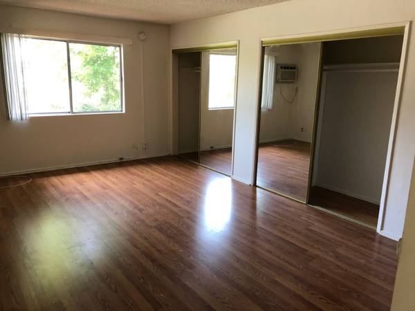 $1350.00 Una unidad individual, sin cocina "Piso de madera" Camina al NOHO WEST en un minuto63953220766722121