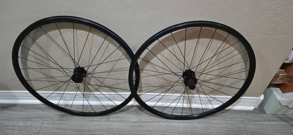 Like New Specialized Axis Expert Disc 700c Road Wheelset 11 Speed Like New Specialized Axis Expert Disc 700c Road Wheelset 11 Speed