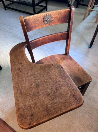 Beautiful Georgetown University student desk 1