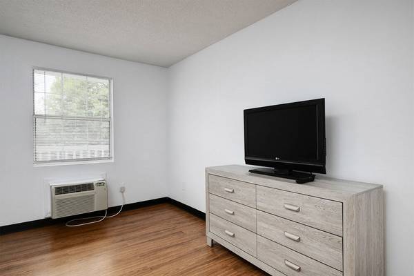 Flat Screen TVs, Fully Furnished, Free Utilities 1