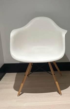 4 White Eames Shell Chairs 1
