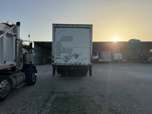 2016 Hino 268 26ft - Photo 3