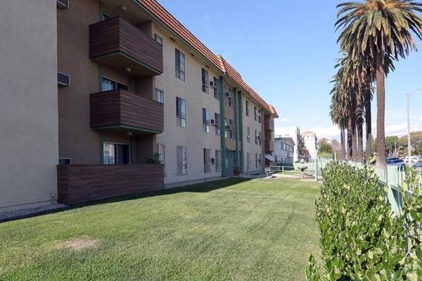 $1,945 / 500ft2 - Estudio con balcón con vista a césped y palmeras (2711 Ellendale Pl, Los Ángeles, CA)63812226436993123