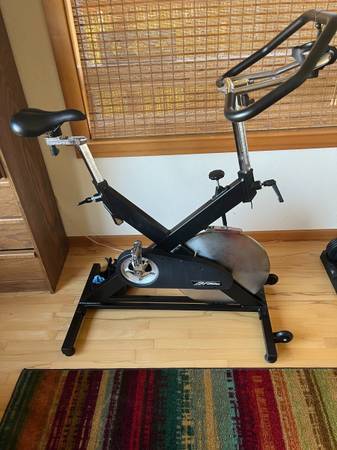 Le Monde spin bike 1