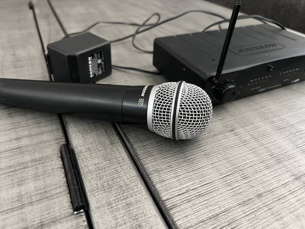Samson Q7 wireless microphone with Samson Sr5 Receiver 1