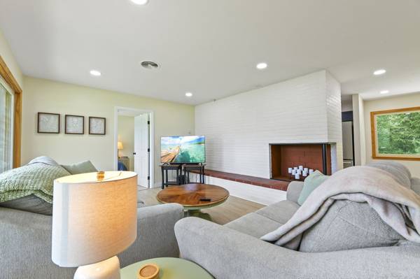 Escape Collegetown and Live Comfortably - 3 Bedroom Newly Renovated 1
