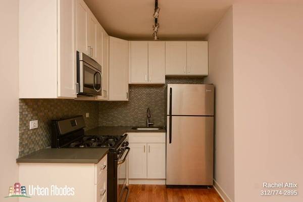 $1,550 / 400ft2 - $300 OFF 1ST MONTH! Logan Square Studio w/Modern Kitchen, Avail. Now! (Logan Square)63899123369603121