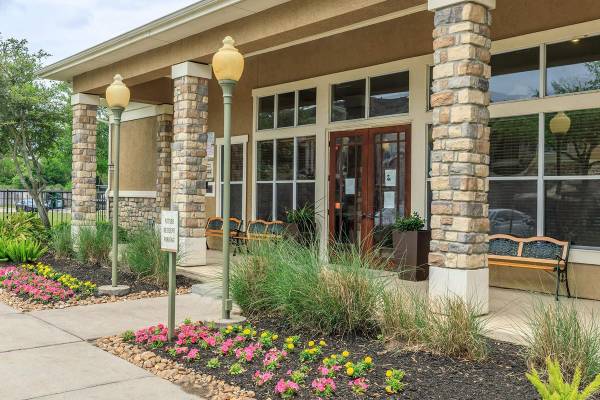$1,292 / 2br - 954ft2 - Relax & Recharge at Your Cozy Patio or Balcony63812507188097123