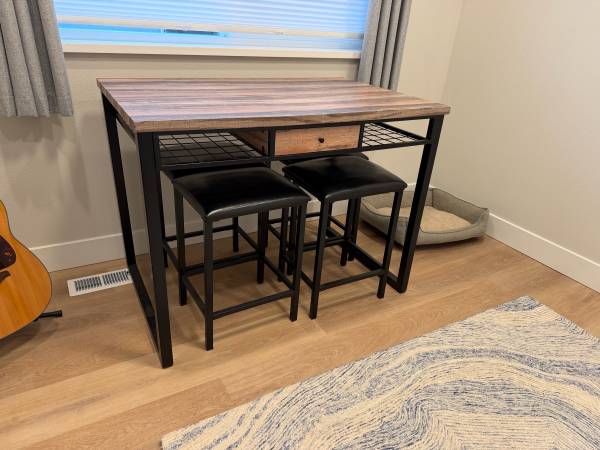 Table with Bar Stools 1