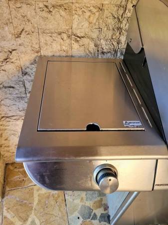 Multi-burner BBQ grill 1