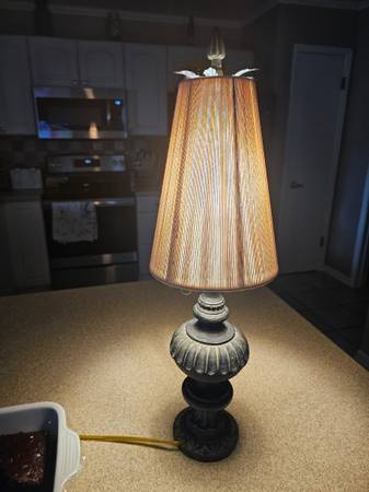 VICTORIAN TABLE LAMP (24T x 7W) 1