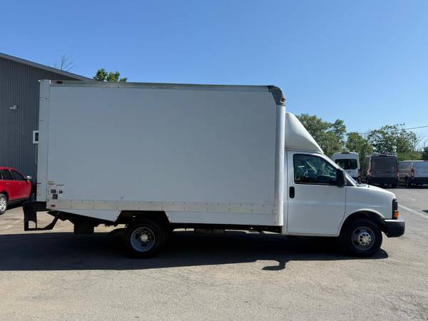 Camión de carga Chevrolet Express G3500 2016 - $17,400 (TOWACO)63482499914241124