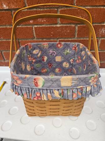 LONGABERGER GRANDMA BONNIE'S TWO PIE HAND BASKET 1