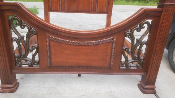 Queen bedframe 1