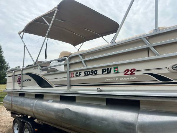 22ft Sun Tracker Patio Boat 1