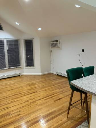 $2,600 / 2br - 2BR cerca del LIRR, cocina RENOVADA/con DISHW, baño de mármol RENOVADO, piso de MADERA, LL ausente (Bayside cerca de NORTH Flushing y Whitestone)64033629795841123