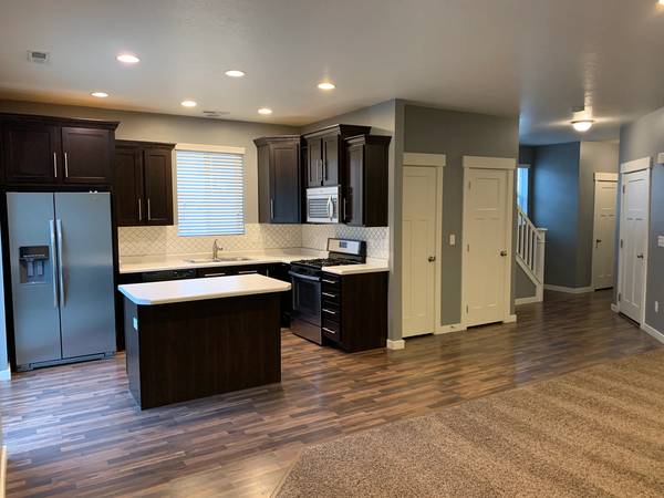 End unit Townhouse in Centerville, UT - $2450/month. HOA dues and Fibe 1