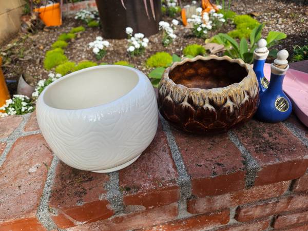 COLLECTION OF VINTAGE POTTERY, SOME CALIF. OHIO, UK - $30 (mar vista)63471349181057121