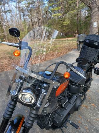 Harley-Davidson quick-release windshield 1