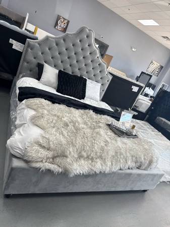 NEW KING BED PRINCESS LOOK $399 1