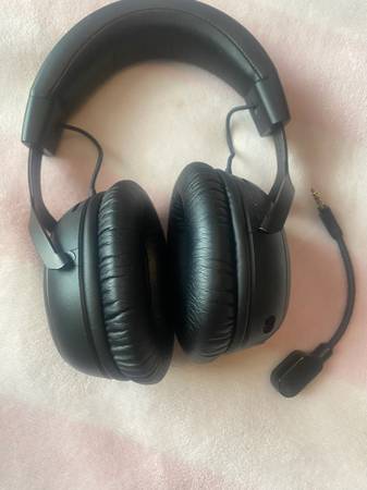 HyperX Cloud III Wireless Gaming Headset 1