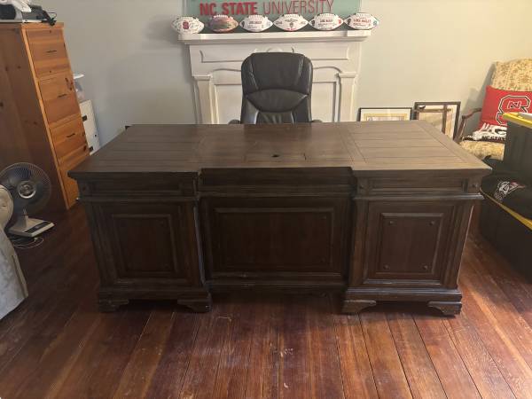 DESK FOR SALE! 1