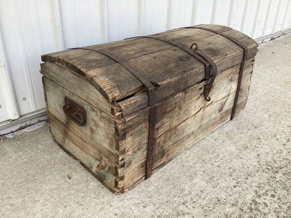 VINTAGE WEATHERED/WORN/DIRTY HEAVY WOOD CHEST/TRUNK 1