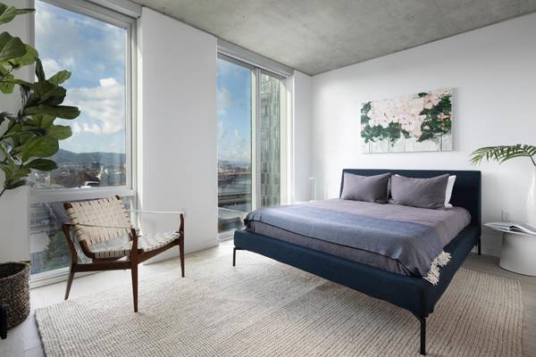 $1,984 / 1br - 738ft2 - Gorgeous BR w/ Engineered Hardwood & White Quartz Counters (Central Industrial East Side)63820882967297122