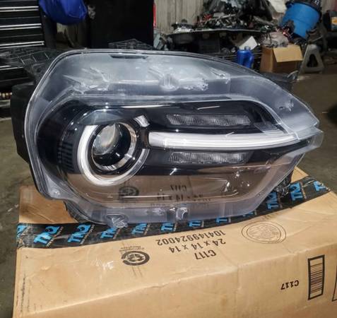 2021-2024 FORD BRONCO RIGHT HEADLIGHT 1
