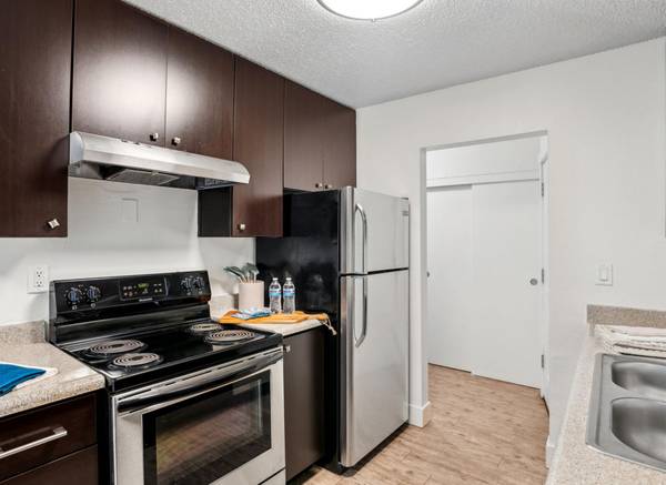 $1,495 / 2br - GET 50% OFF 1 MO + 2B - On-Site Management - Large Deck for Guests (Halsey & I-84)63914741248002123