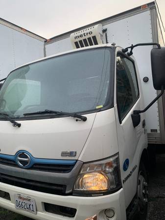 BOX TRUCK HINO 195H hybrid only 7,697 miles 2013 NEW condition 1 owner - $19,995 (LOS ANGELES)63470042492801124