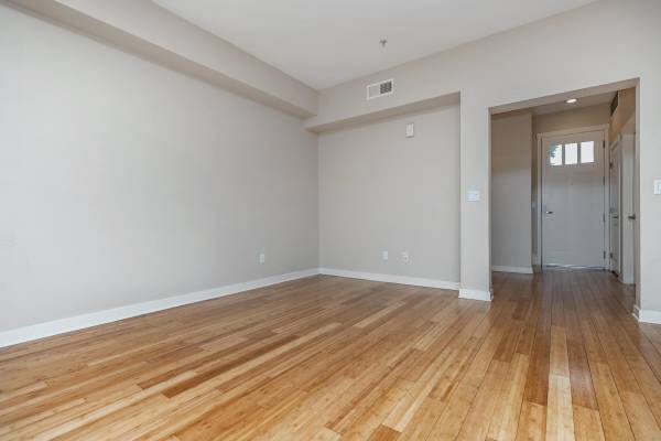 $913 / 1br - Acogedor de 1 dormitorio con pisos de madera dura (santa cruz)63890317079937122