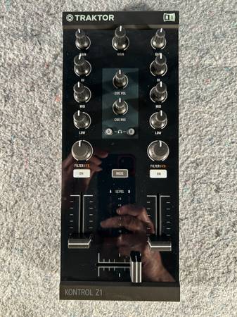 Native Instruments Traktor Kontrol Z1 + Decksaver 1