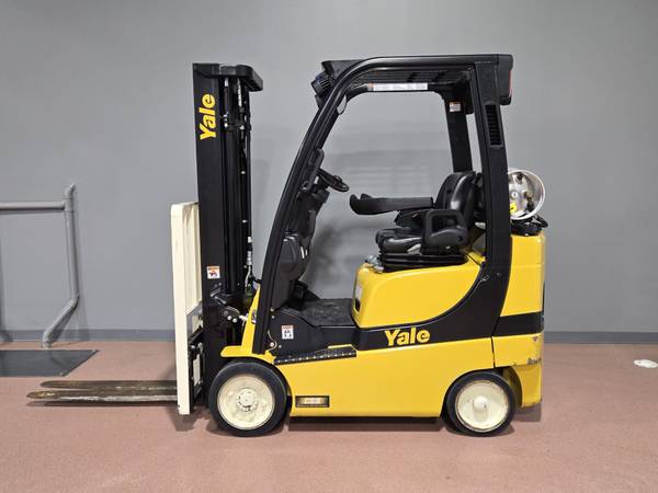 FORKLIFT CUSHION 2017 YALE GLC040SVXNRAE082 1