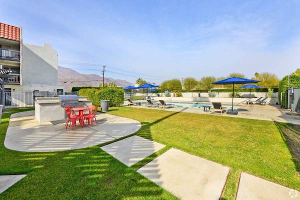$1,479 / 476ft2 - Estudio luminoso ~ Muchas ventanas - ¡MES GRATIS EN EL SEGUNDO MES! (311 S SUNRISE WAY, PALM SPRINGS, CA)63686299595907121