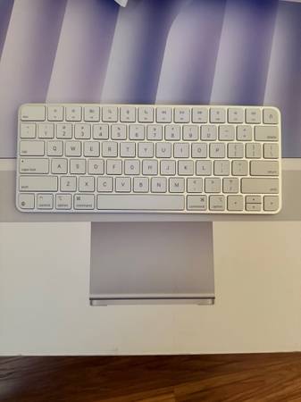 NEW Apple Majic Keyboard 1