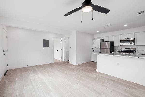 $2,525 / 1br - 400ft2 - Spacious 1x1 with large Patio with central A/C (Oxnard)63800618319107121