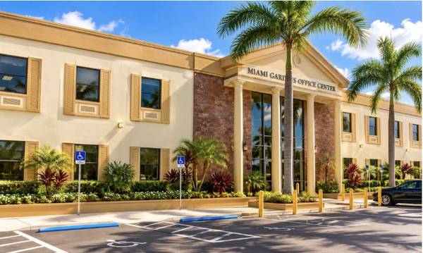 ****North Miami Beach $495 Office space / hair salon For Lease *** 1