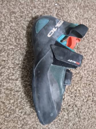 Zapatilla de escalada Five Ten Asym en verde activo/negro núcleo/naranja activo - $20 (Aurora)63471156419715122