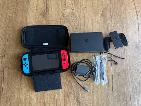 Nintendo Switch all accessories 1 game Excellent Condition Works 1