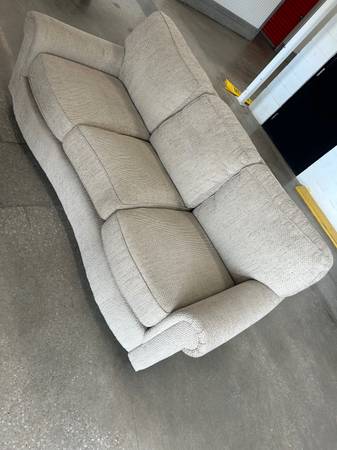 Nice and comfy couch 1