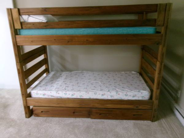 Solid wood Bunkbed, dresser and desk 1