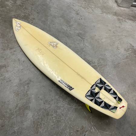 5’6” Tri surfboard with fins located near the Miami Design District 1