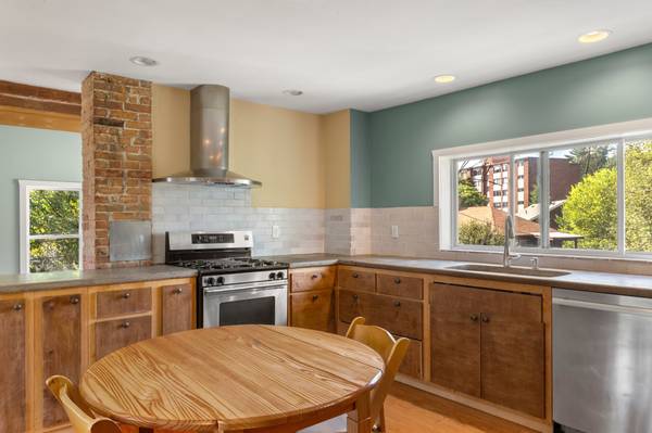 $3,600 / 3br - Near Longwood Are-3 bed/1 bath Duplex with 2 off street parking spots (Brookline)63828338968193121